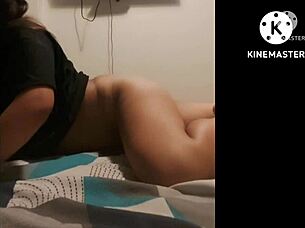 montando la verga de un amigo en retro anal 😏