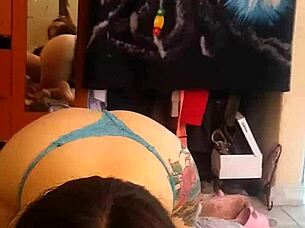 chupando rico el pito y enseñando el culote, are you watching this hot blowjob sucking?