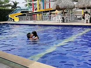 Nos vamos de piscina el enano de mi vecino y yo empezamos a besarnos a tocarnos y nos metimos al ba�o a fornicar