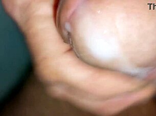 Me clave una paja y estuve casi un minuto largando semen