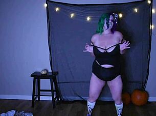 Beetlejuice cosplay queen strips and rips her clothes for big tits show