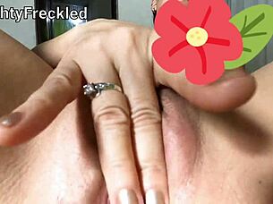 MILF masturbeert tijdens casting