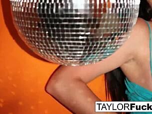 70s sluts finger each other's cunts