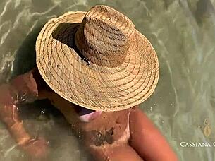 Fiquei nua na praia em pelo e chamei aten��o de um rapaz que logo foi parar na minha cama e me comeu muito at� gozar na minha boca www cassianacosta com