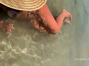 Fiquei nua na praia em pelo e chamei aten��o de um rapaz que logo foi parar na minha cama e me comeu muito at� gozar na minha boca www cassianacosta com