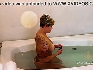 Fiquei nua na praia em pelo e chamei aten��o de um rapaz que logo foi parar na minha cama e me comeu muito at� gozar na minha boca www cassianacosta com