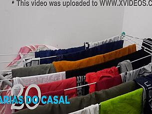 colocando as cuecas e as calcinhas no varal de chão