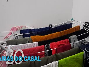 colocando as cuecas e as calcinhas no varal de chão