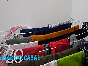 colocando as cuecas e as calcinhas no varal de chão