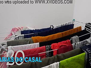 colocando as cuecas e as calcinhas no varal de chão