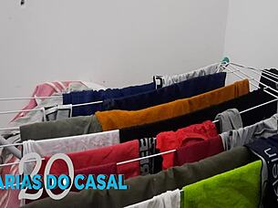colocando as cuecas e as calcinhas no varal de chão