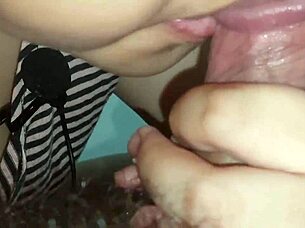 Pinay Teen Girlfriend Gives Sloppy Blowjob in Homemade Video, Feeling So Good