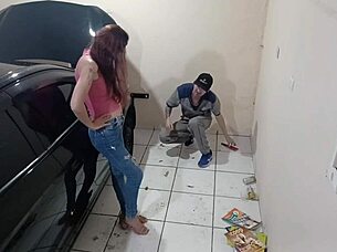 patroa e cliente ficou com tesao na oficina do mecanico tarado