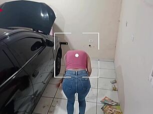 patroa e cliente ficou com tesao na oficina do mecanico tarado