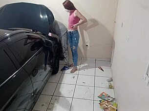 patroa e cliente ficou com tesao na oficina do mecanico tarado