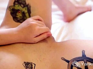 Yanks cutie Kitty Du Jour masturbates with a vibrator to climax! 😍