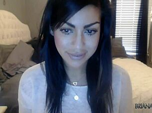 Briana Lee masturbates her tits live!