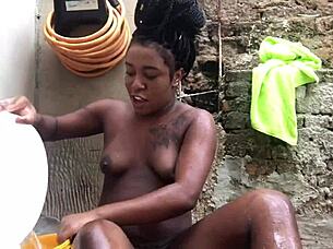 negra baiana tomando banho de balde no quintal