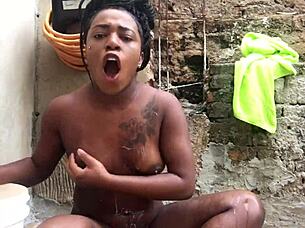 negra baiana tomando banho de balde no quintal