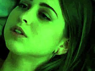 Busty milf nenuceně žere piču holce v podpatcích