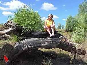 Outdoor flashing pussy and suck