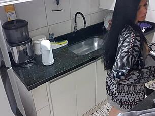 DAMA SENSUAL NA COZINHA MASTURBAÇÃO