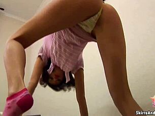 watch me flashing my panties to all my neighbors 😏