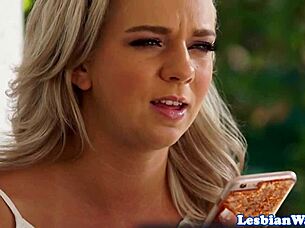 she fingered that glamorous lesbian babe's wet pussy