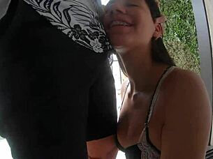 Pete Arriesgado en el Balcón a Plena Luz del Día - 4K Ultra HD