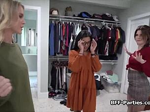 Teen 18+ Amateurs Perform Rimming And Cock Sucking In Interracial Foursome On Thanksgiving Party.