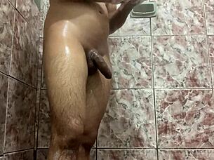 brincando com minha rola, want to see me cum?