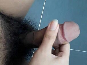 Watch this hot gay guy masturbate solo 😏