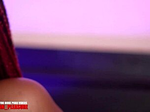 أنا عاهرة القرية ذات المؤخرة الكبيرة