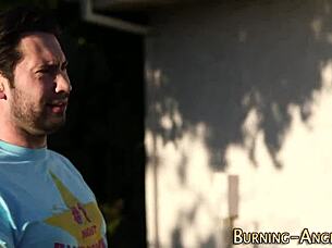 Emo tatuată primește facial