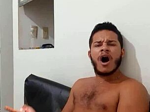 Novinho dotado gozando gostoso during gay masturbation