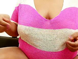 Assam bhabhi shows off her sexy boobs! 😍