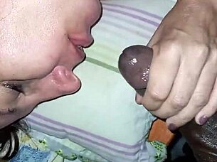 ربة بيت مثارة تمص زب كينج بلاك في مص بين الأعراق!