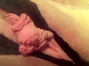 greluda stretching the grelo close up masturbation