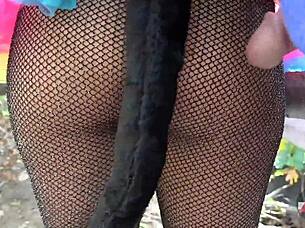 Im Wald bekommt Fremder Facial von asiatischer Schönheit