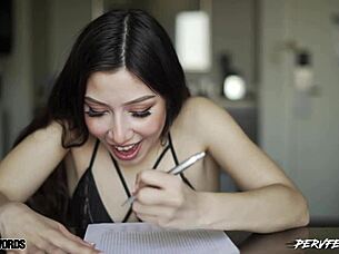 Camila Cano šúcha s hračkami