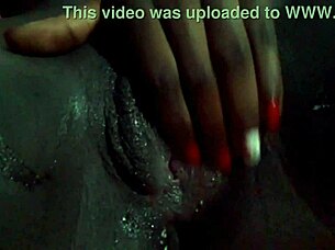 A preta da bucetinha carnuda e toda gozada e do grel�o toda rosinha por dentro