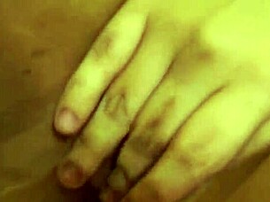 velho tarado pegando novinha inocente na vagina