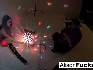 Alison Tyler tanzt als Disco-Kugel-Babe.