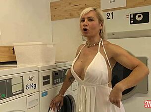 Η Γαλλίδα cougar Kim χειρίζεται δύο σκληρούς πούτσους έμπειρα!