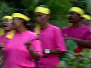 Croc sexy bikini girl! Look at her in that hot bikini!