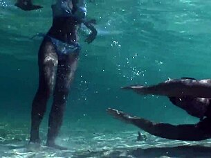 Croc sexy bikini girl! Look at her in that hot bikini!