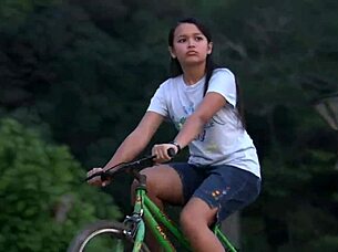 Croc sexy bikini girl! Look at her in that hot bikini!