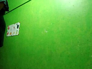 Mi madrastra se graba en vestido y sin calzones y me manda el video