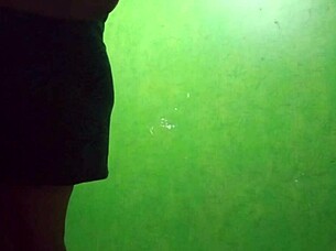 Mi madrastra se graba en vestido y sin calzones y me manda el video