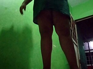 Mi madrastra se graba en vestido y sin calzones y me manda el video